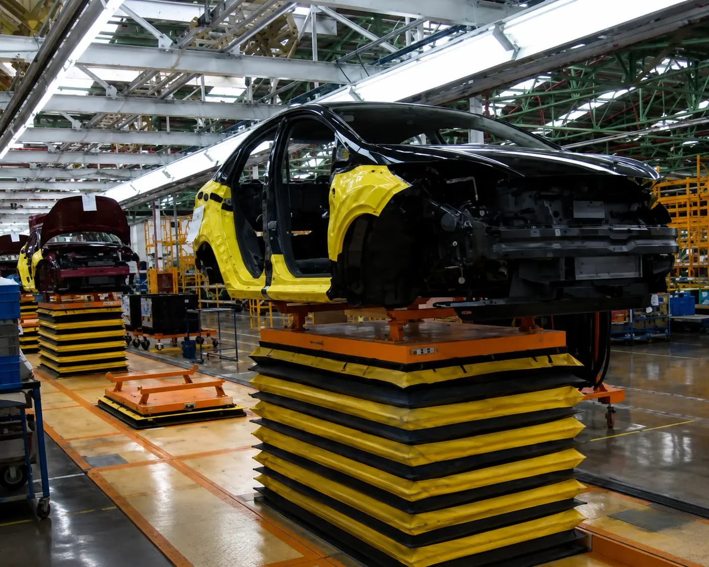 Vehicle body carried on a skillet system in general assembly